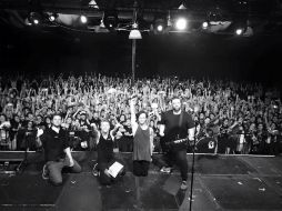 La banda compartipo esta imagen en la que se muetran junto con sus fans de Guadalajara. FACEBOOK / The Rasmus