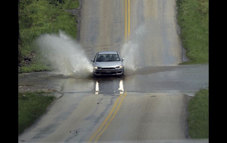 Casi todo Texas ha sido abatido por constantes lluvias, por ello sus ríos y arroyos han crecido con fuertes corrientes. AP / E. Gay