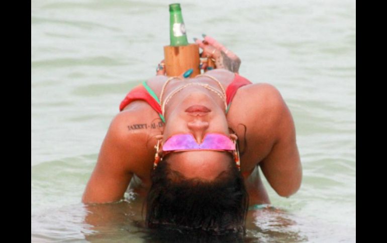 Melissa Forde sube a su cuenta de Instagram una serie de fotografías de Rihanna posando en la playa. INSTAGRAM / mdollas11
