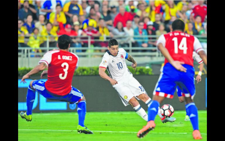 El volante ofensivo de Colombia, James Rodríguez (al centro), dispara el esférico en el juego de ayer ante Paraguay. AFP /