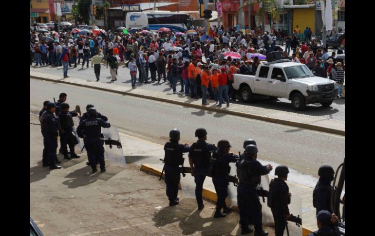 Al intentar bloquear la carretera, los docentes son repelidos por la policía preventiva que ya se encontraba preparada. SUN / ARCHIVO