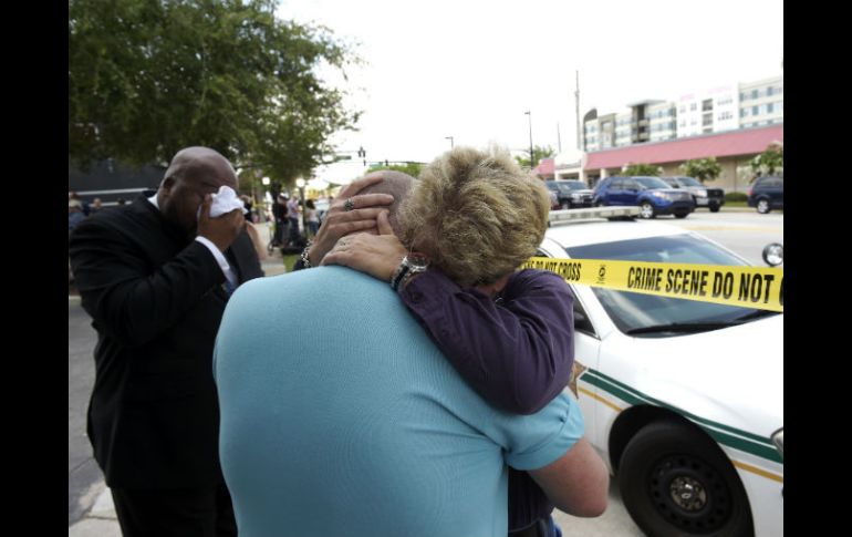 Terry DeCarlo, director del Centro LGBT de Florida llora tras visitar la zona en donde murieron 50 personas este domingo. AP / P. Ebenhack