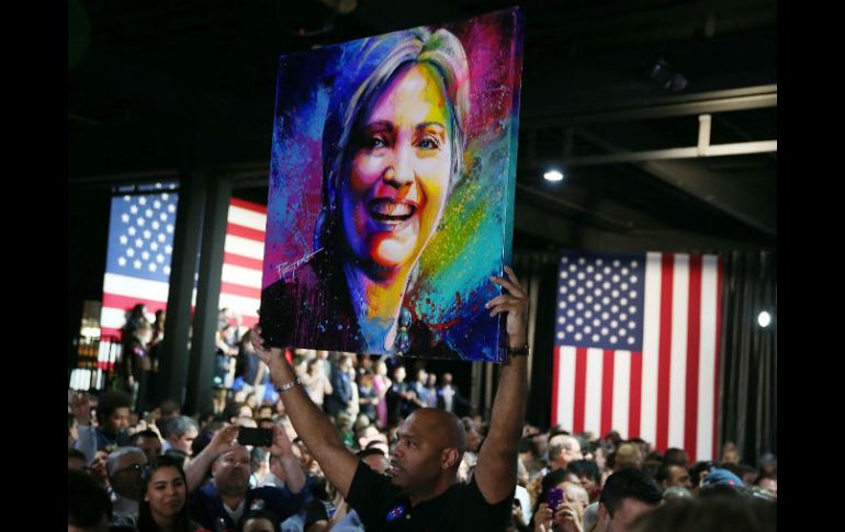 La demócrata Hillary Clinton se mantiene sólida entre las minorías, las mujeres y los adultos mayores. AFP / ARCHIVO