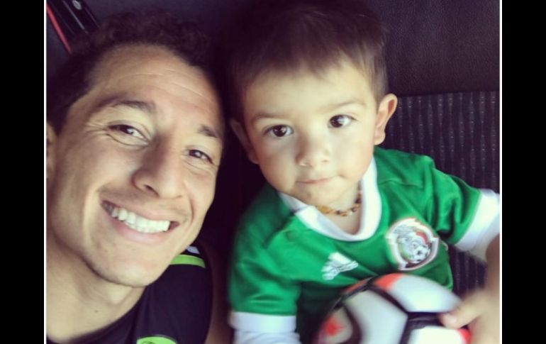 Andrés Guardado recibió la visita de su hijo Máximo que ya le hace al futbol y toca la pelota con clase. INSTAGRAM / andresgua18