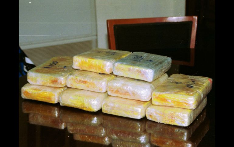Los sujetos intentaron sustraer ocho maletas con más de 600 kilos de cocaína. NTX / ARCHIVO