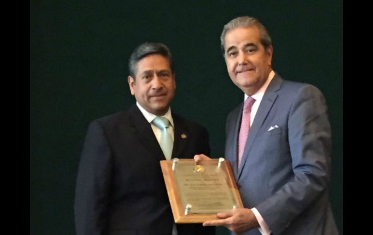 El secretario de Turismo, Enrique Ramos, recibe el reconocimiento de parte del gremio de hoteleros de Jalisco. TWITTER / @EnriqueRamosFl1
