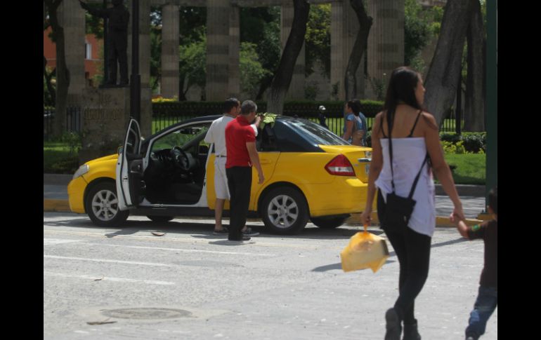Uno de los lugares donde los taxistas hacen sitio es en la esquina de Alcalde e Hidalgo. EL INFORMADOR / ARCHIVO