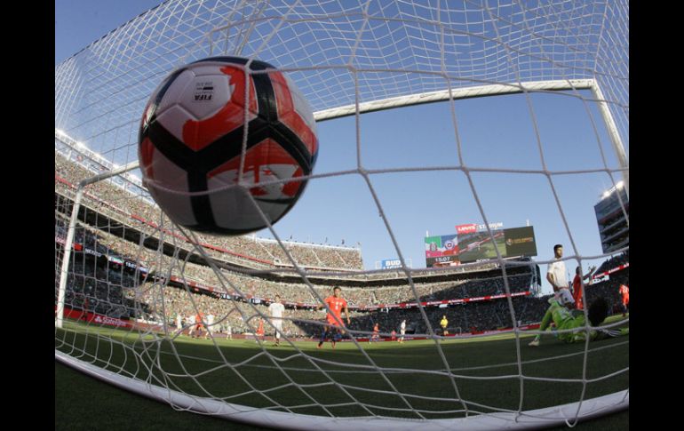 El balón está en las redes en el primer gol de Chile ante México. AP / M.Sánchez