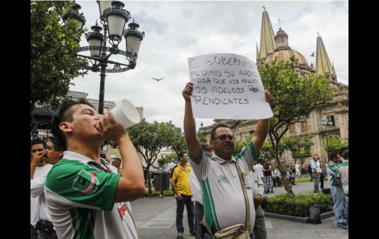 Choferes se manifestaron frente a palacio de Gobierno en demanda de los aumentos pendientes desde 2014. EL INFORMADOR / A. García