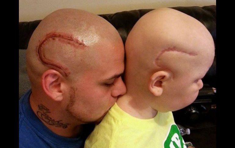 La imagen de Josh Marshall y su hijo Gabriel se ha hecho viral en las redes sociales. ESPECIAL / www.stbaldricks.org