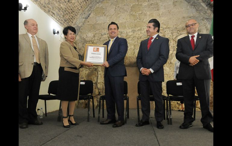 Aristóteles recibe el premio por parte de la casa evaluadora Aregional. ESPECIAL / Aristóteles Sandoval