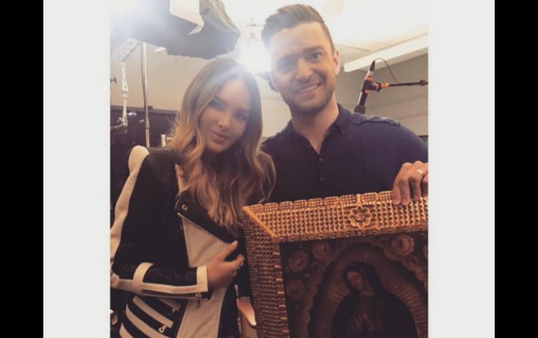 Belinda le regala un cuadro de la Virgen de Guadalupe a Timberlake. INSTAGRAM / belindapop