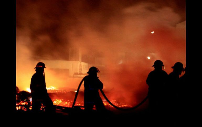 Al sofocar un incendio, bomberos encontraron los cuerpos y se dieron cuenta que su muerte no fue por el fuego, sino por violencia. NTX / ARCHIVO
