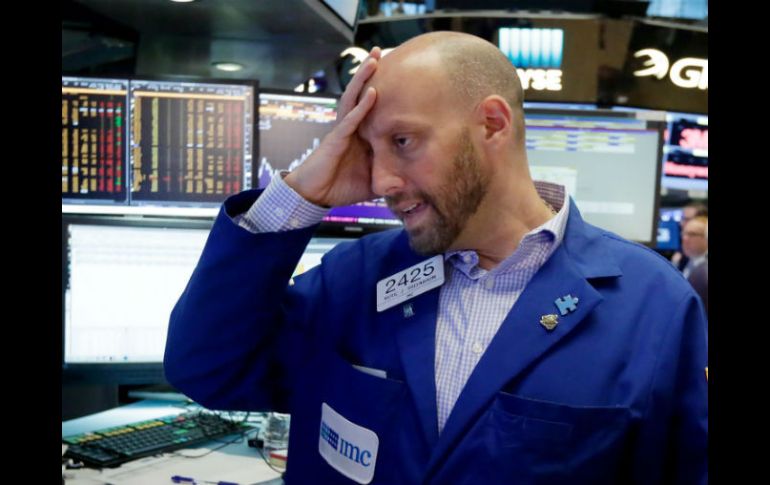 El desplome accionario de Nueva York sucedió luego que mercados de valores en el mundo sufrieran un impacto similar. AP / R. Drew