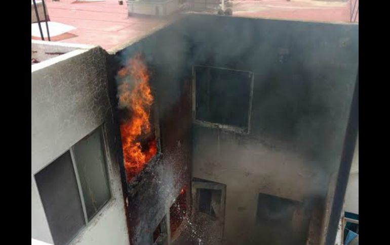 El incendio se registró el pasado miércoles en un departamento de Hacienda Real. ESPECIAL /