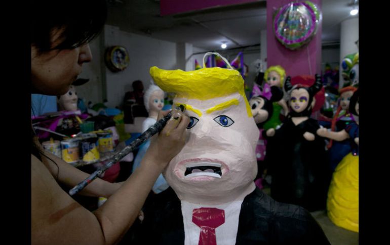 Victor Ibarra bautizó a la piñata como 'El hijo del diablo', debido a los comentarios llenos de odio del magnate. AP / ARCHIVO