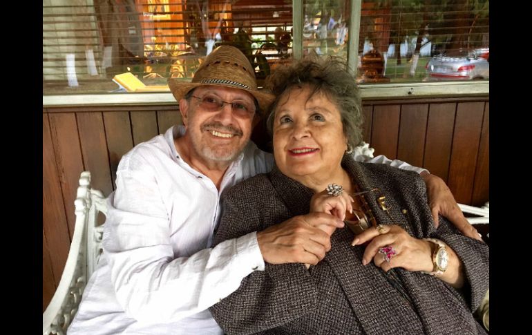 Su esposo Hugo Macías asegura que se encuentra fuera de peligro. TWITTER / @hugomaciasmacot
