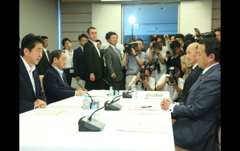 Abe sostuvo una reunión con el titular de Finanzas y el gobernador del Banco de Japón. AFP / J. Press