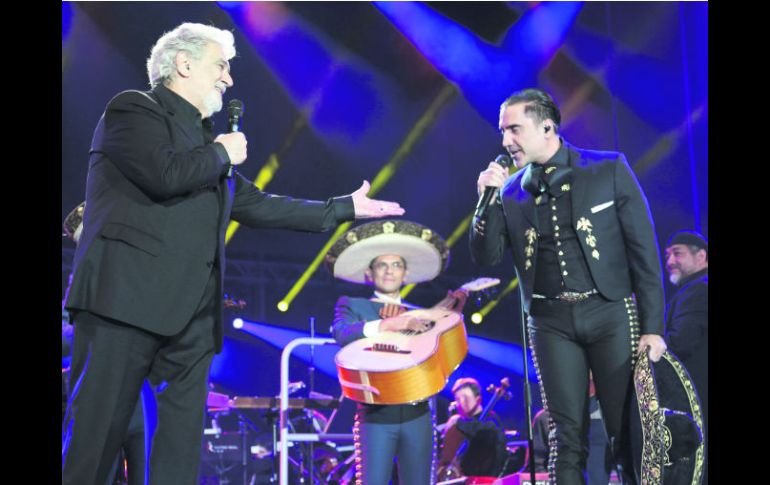 El “Potrillo” cantó a dúo con el tenor la canción “Paloma querida”, escrita por José Alfredo Jiménez. ESPECIAL / CORTESÍA ALEJANDRO FERNÁNDEZ