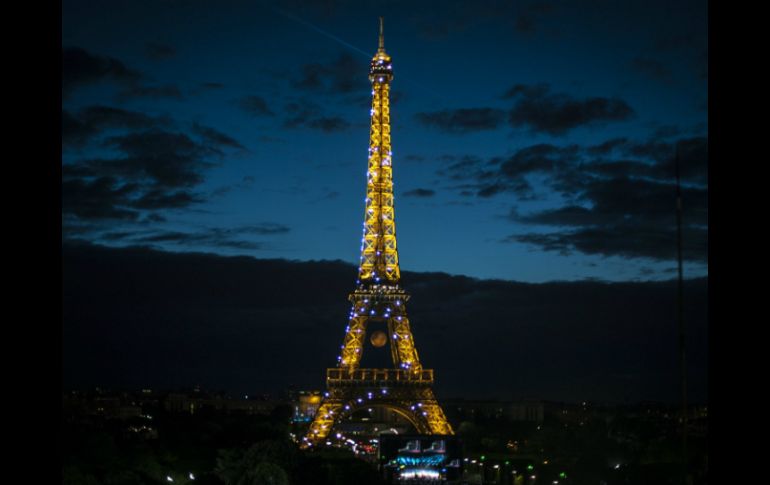 El monumento se vestirá de rojo y blanco en símbolo 'del apoyo inquebrantable de la ciudad de París a las víctimas'. EFE / J. Lempin