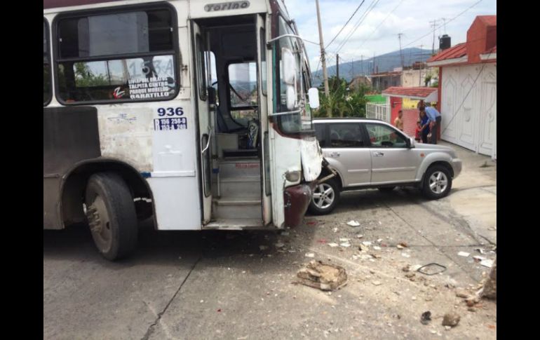 El choque ocurrió la tarde de este lunes en la colonia Arandas, sobre avenida Plutarco Elías Calles. ESPECIAL /