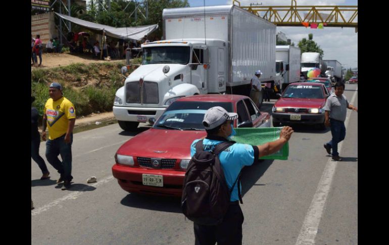 En la carretera 190 Oaxaca-Tehuantepec, el bloqueo se localiza en el kilómetro 203+100 en el Poblado de Magdalena Tequisistlán. SUN / E. Hernández