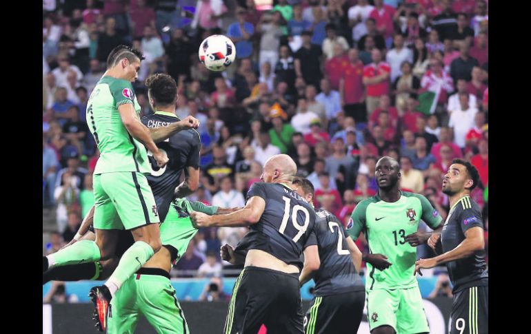 Cristiano Ronaldo (#7) remata el balón para marcar el primer gol de Portugal contra Gales. El resto es historia conocida. EFE /