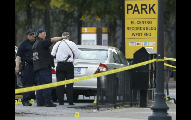 El Mandatario mexicano expresa su solidaridad con las familias de los cinco policías muertos la noche del jueves. AP / L. M. Otero