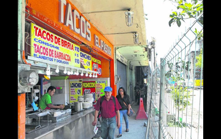 La taquería de Ricardo Lozano reporta una pérdida de 60% de su clientela desde hace 15 días que ampliaron las obras en la avenida. EL INFORMADOR / P. Franco
