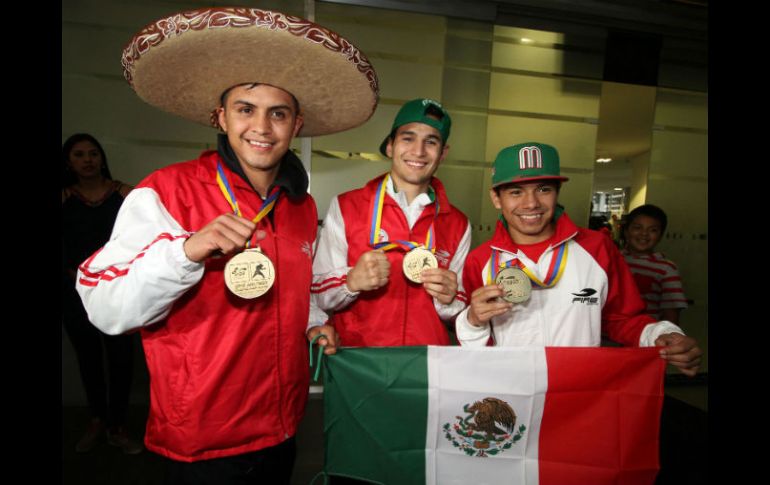 Joselito Velázquez, Lindolfo Delgado y Juan Pablo Romero muestran las medallas de oro que los llevarán a Río. SUN /