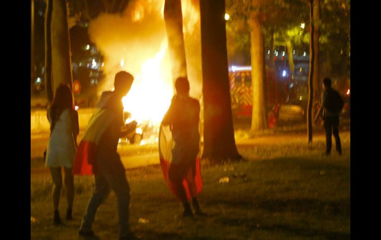 Algunos lanzaron proyectiles, quemaron basuras, scooters y un automóvil. AFP / F. Mori
