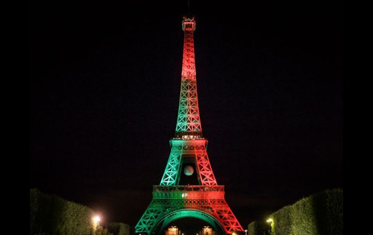 Tras la victoria de Portugal, la torre se iluminó con los colores de la bandera de los lusitanos. EFE / C. Petit