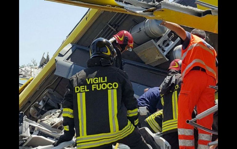 Los servicios de emergencia se afanan en limpiar el área y liberar el tramo ferroviario. EFE / Brigada de Bomberos de Italia