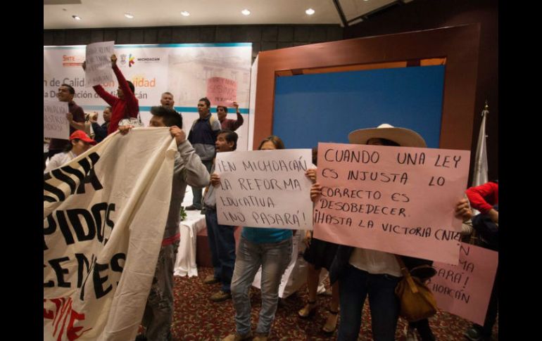 La movilización aún no determina el tiempo que permanecerá en protesta a las afueras del Congreso del estado. SUN / ARCHIVO
