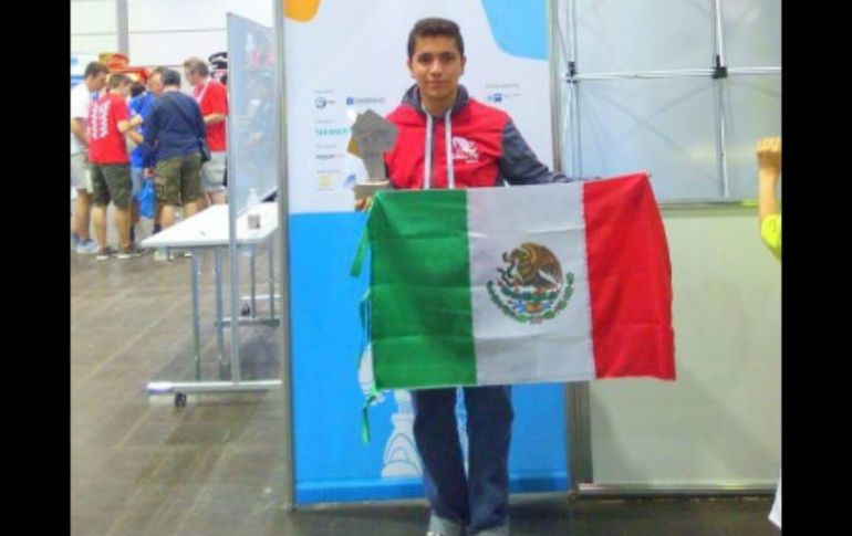 Erick Rubén Tapia Navarro, integrante del equipo ganador. TWITTER / @NeticaEGdl