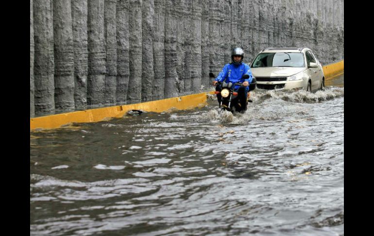 La dependencia recomendó no cruzar cuerpos de agua durante la lluvia. EL INFORMADOR / ARCHIVO