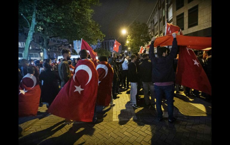 Ciudadanos mostraron su apyo el gobierno en las calles. AP Fuerzas Armadas de Turquía. AFP / M. Van Dijl
