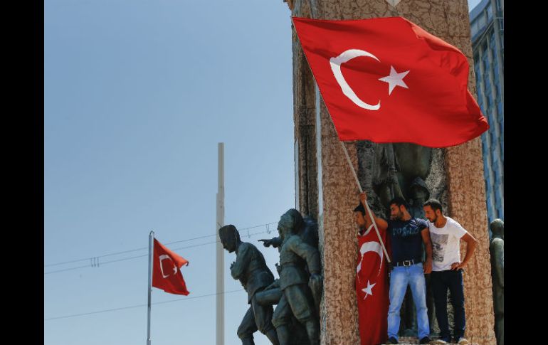 Protesta contra el golpe militar en la plaza Taksim, en Estambul. AP / E. Gurel