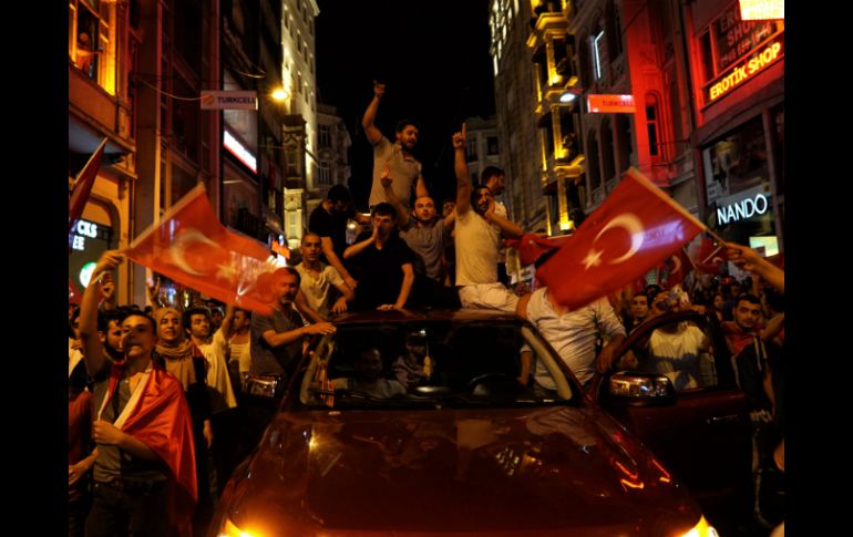 Miles de personas entonaron canciones y ondearon banderas turcas, mientras que otros oraban en apoyo a Erdogan. AP / B. Janssen