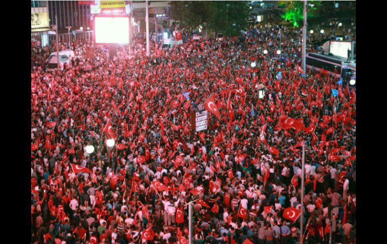 Las plazas públicas lucen abarrotadas de ciudadanos que ondean la bandera de Turquía en medio de cánticos. AFP / A. Altan