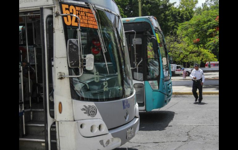 Muchos autobuses tienen refrendos vencidos o carecen de verificaciones ambientales. EL INFORMADOR / ARCHIVO