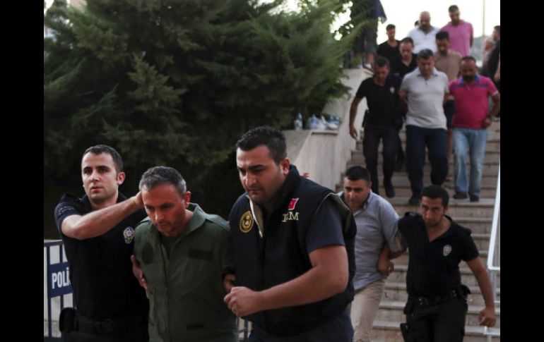 Tras el fallido golpe militar del pasado viernes, las autoridades turcas han arrestado a más de tres mil militares. AP / T. Adanali