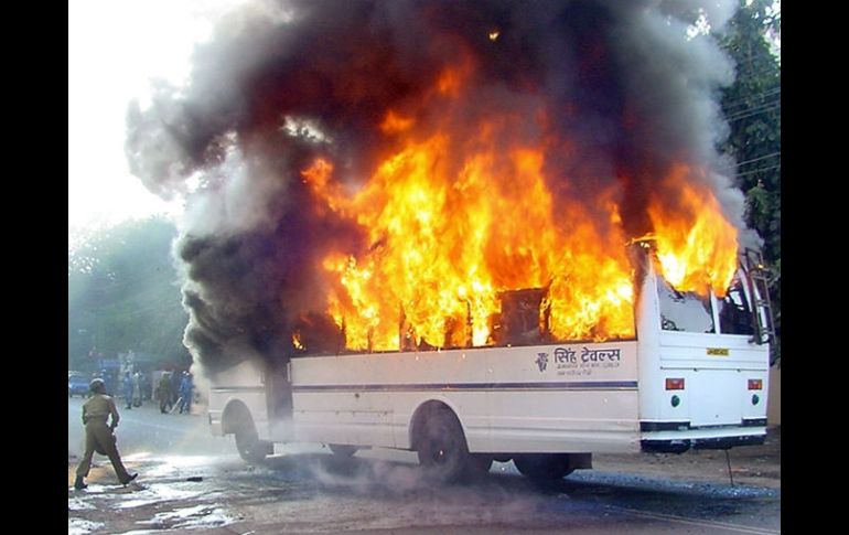 A los pasajeros no les dio tiempo a salir del autobús antes de que se incendiarse y explotase. AFP / ARCHIVO