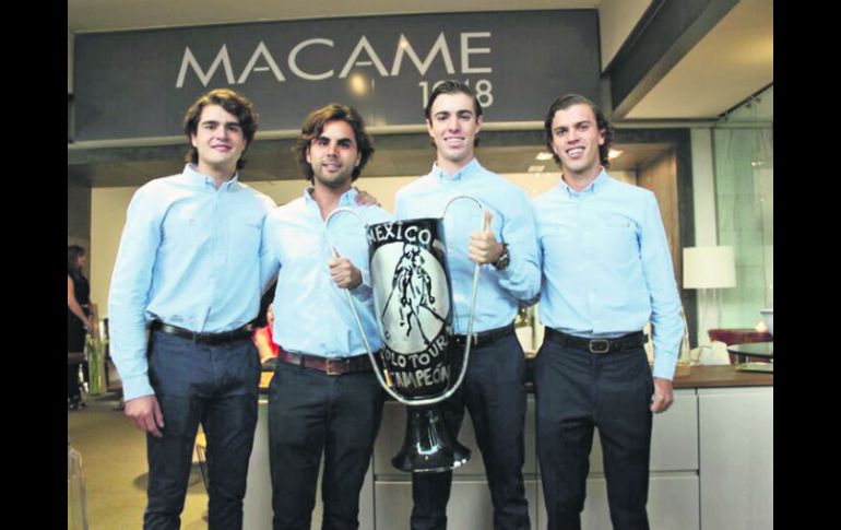 Los mejores. Integrantes del “Macame Polo Team” posan con su trofeo de campeones. ESPECIAL /