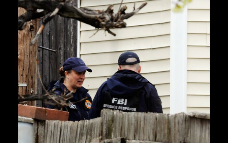 La policía ha advertido a los vecinos que tengan cuidado pues la muchacha anda armada. AFP / ARCHIVO