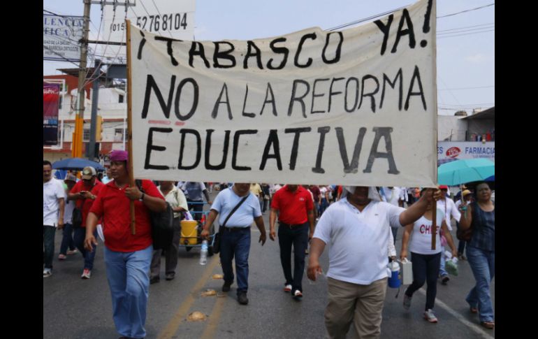 Los docentes estuvieron más de ocho horas bloqueando dos carreteras en Tabasco. SUN / ARCHIVO