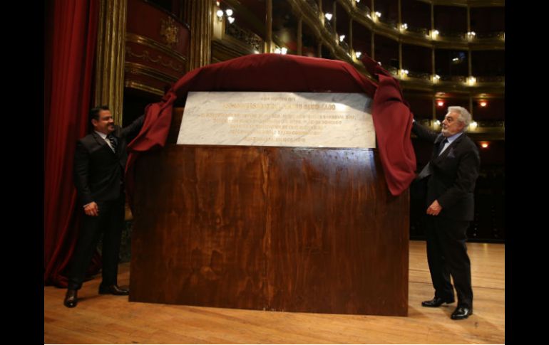 Plácido Domingo y Aristóteles Sanodval develan la placa conmemorativa. EL INFORMADOR / R. Tamayo