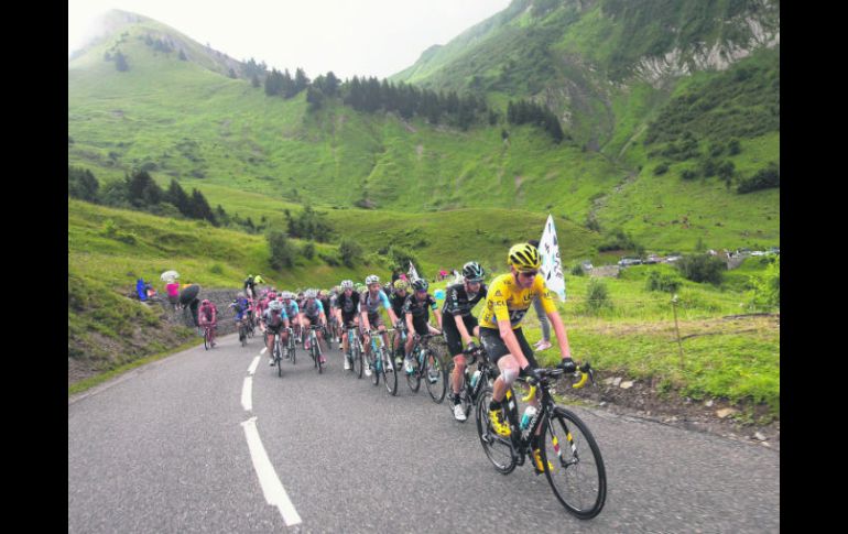 Chris Froome, poseedor del malliot amarillo de líder, rueda al frente del pelotón durante la penúltima etapa disputada ayer. EFE / Y. Valat