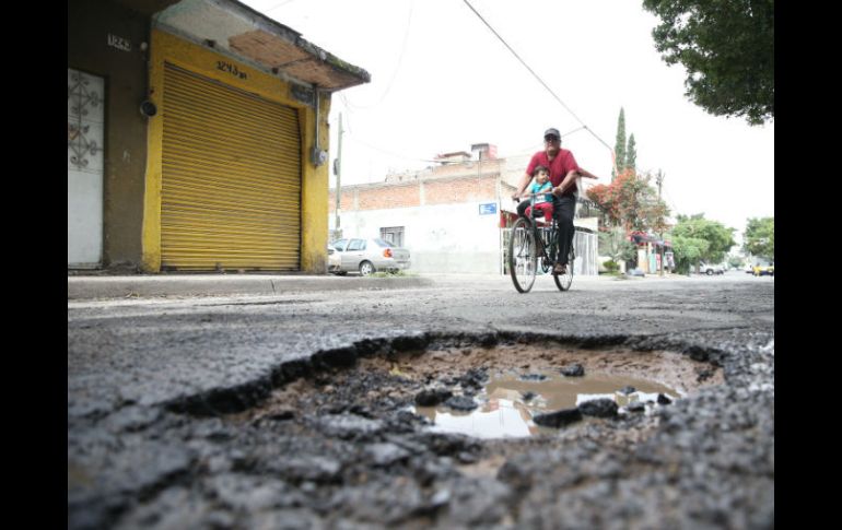 Este año sólo hay 300 millones de pesos para repavimentar las calles de Guadalajara. EL INFORMADOR / R. Tamayo