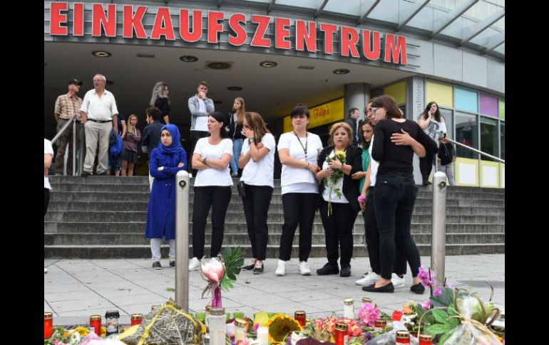 Varias personas colocaron flores y otras ofrendas para honrar a las personas que fallecieron en el ataque. AFP / C. Stache
